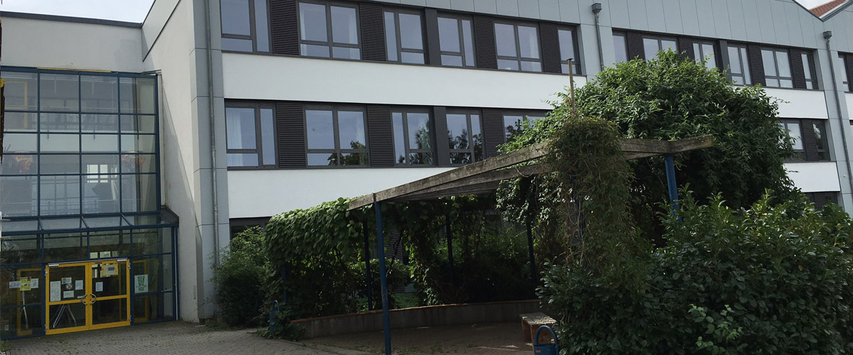 Gebäude von vorne 1